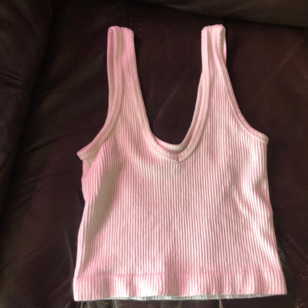 OUT FROM UNDER  SLEEVELESS V NECK WHITE TEXTURED CROP TOP SZ M